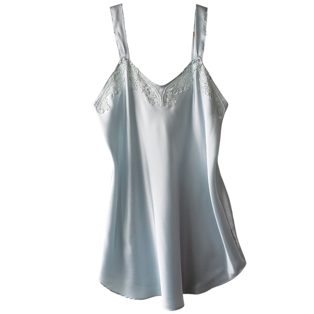 ✨️FINAL SALE✨️ vintage light blue slip with lace details size XL